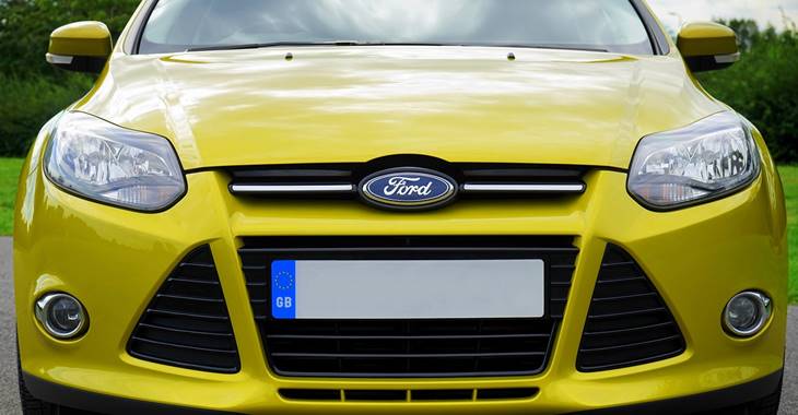Žuti automobil marke Ford