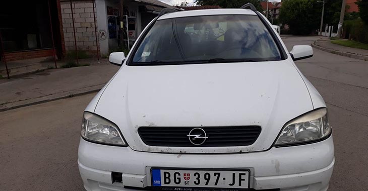 Prednji prikaz belog sutomobila Opel Astra na parkingu