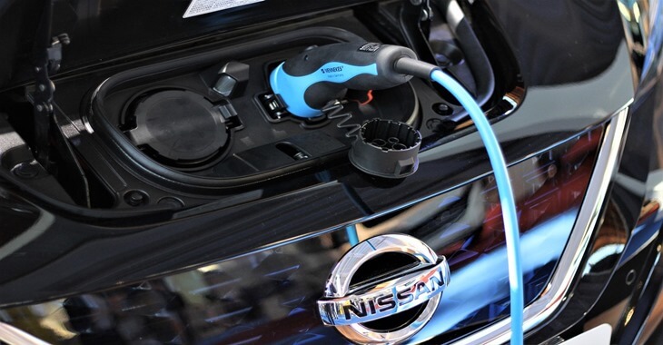 Proces punjenja električnog automobila marke Nissan
