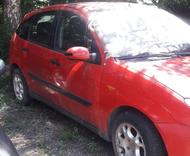 Bočni prikaz crvenog automobila Ford Fiesta