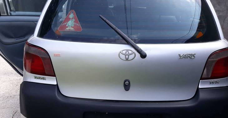 Zadnji prikaz sivog automobila Toyota Yaris