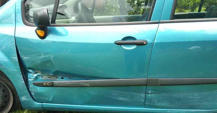 Bočna strana oštećenog automobila Renault Modus