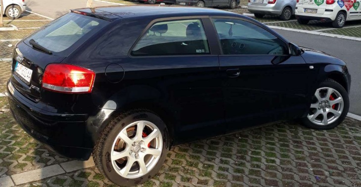 Zadnji prikaz crnog automobila Audi A3
