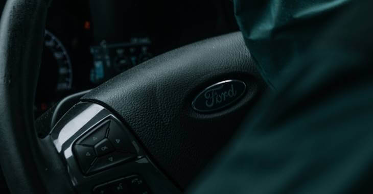 Volan na kome se nalazi ford logo